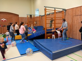 Familienturnen mit Eltern